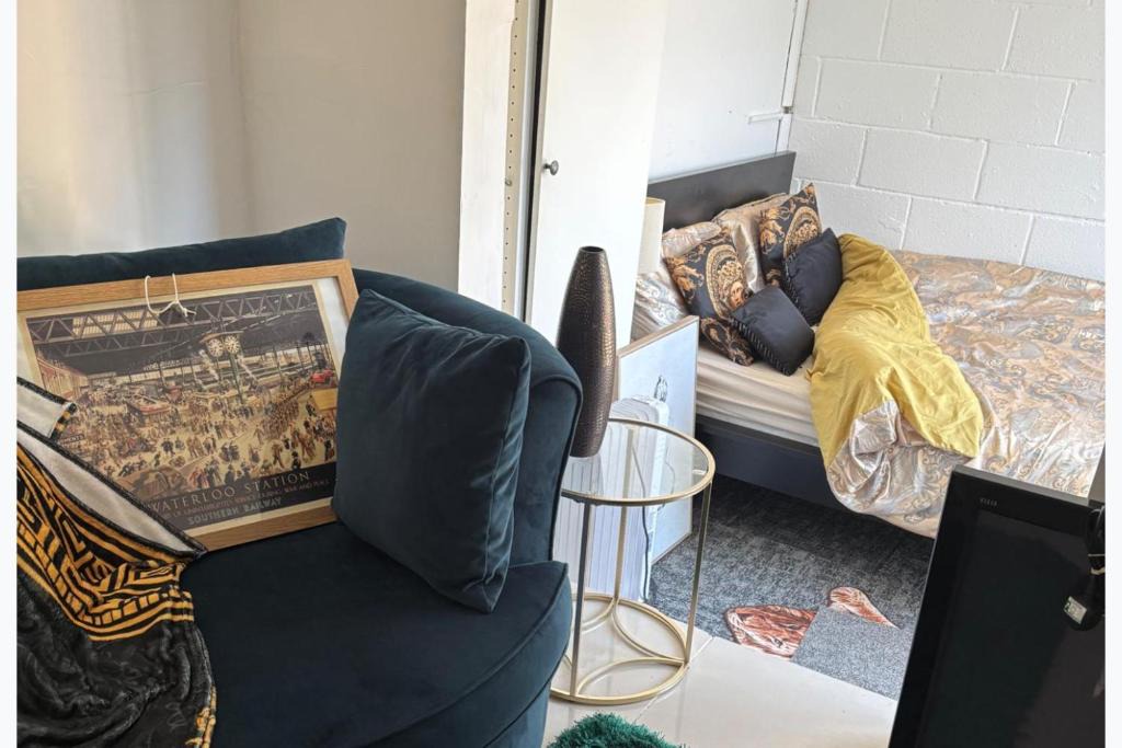 Singlewell Apartment | 1 Bed Apartment Sleeps 2 - Free Parking - Pets