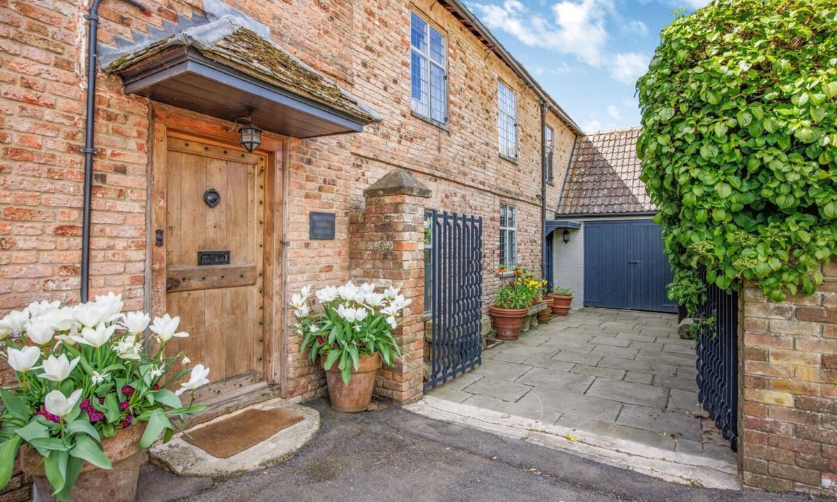 Dursley Apartment | 1 Bed in Frampton On Severn (oc-c32001)