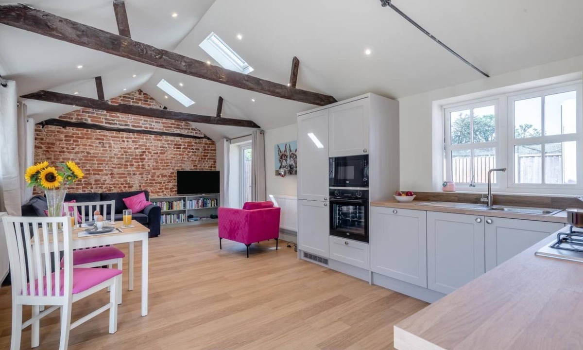 Lowestoft Cottage | 1 Bed in Lowestoft (oc-w32646)