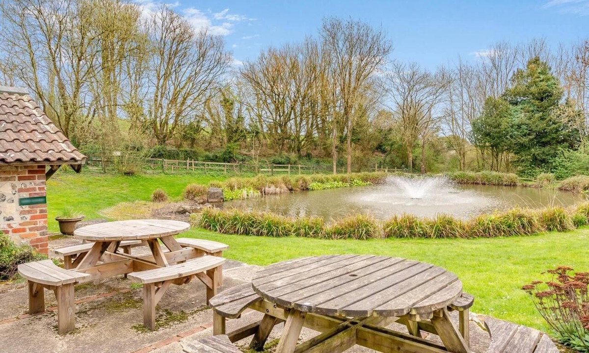 Blandford Forum Cottage | 1 Bed in Milton Abbas (oc-c35017)