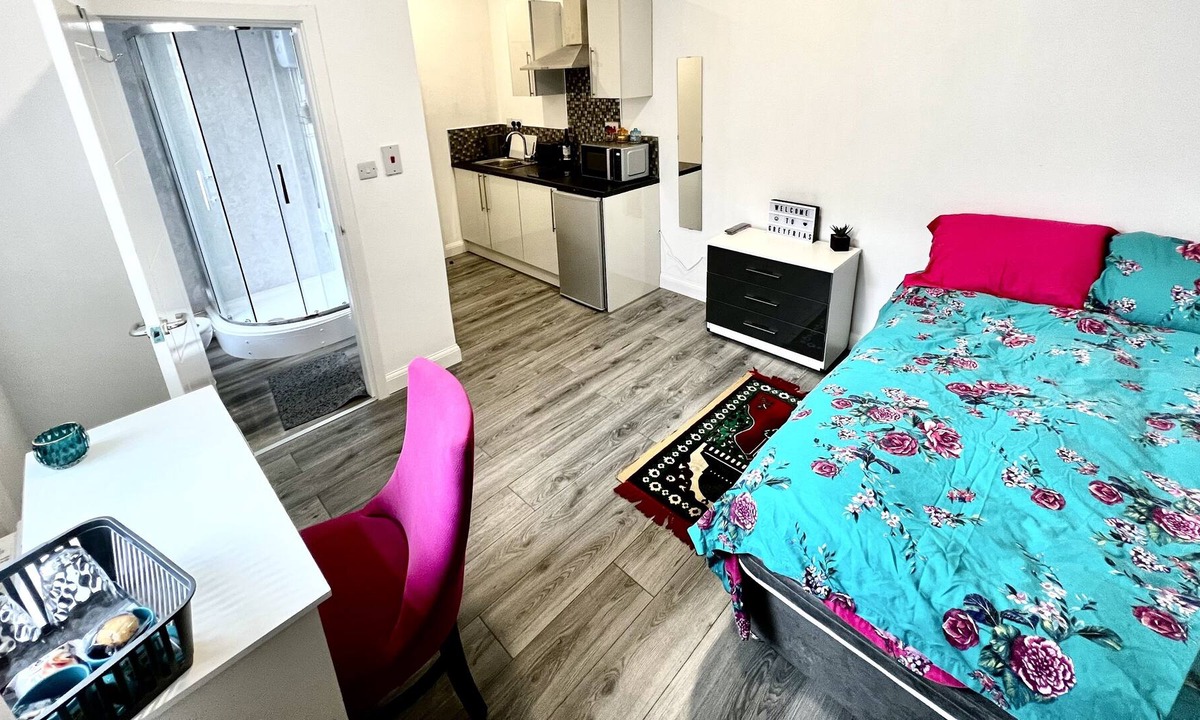 Coventry City Centre Apartment | 1-Bed Studio Flat with Free City Centre Parking CV1