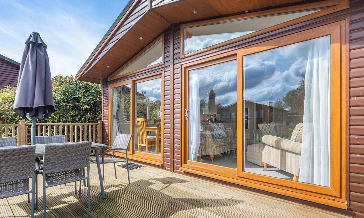 Chilworth Ski Chalet | 1 bedroom accommodation in Albury, Guildford