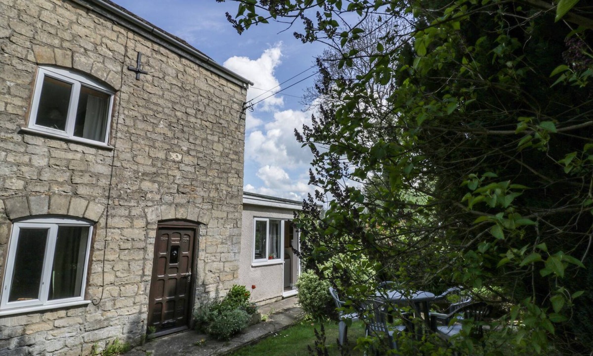 Stonehouse Cottage | 1 WESTCROFT COTTAGE, family friendly, with a garden in King's Stanley