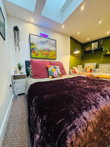 Seisdon Apartment | #11 Impressive and Spacious Studio Sleeps 4 - Perfect for Contractors and Families - Free Parking