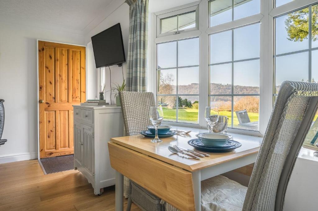 Windermere House | 11 Priory Cottages, cottage with lake access on Windermere