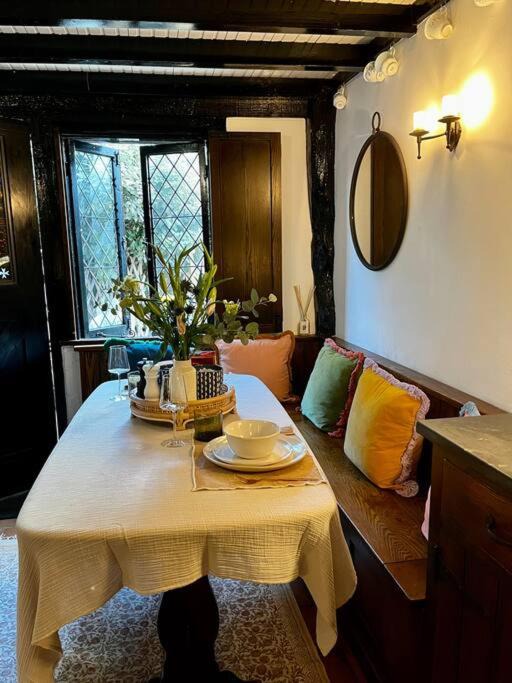 Henley-on-Thames House | 15th century tiny character cottage-Henley centre