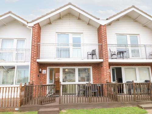 Corton House | 19 Waterside Park