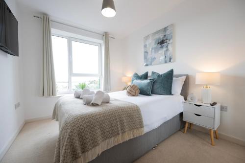 Gillingham Apartment | 1BR River View - Parking - Sleeps 4
