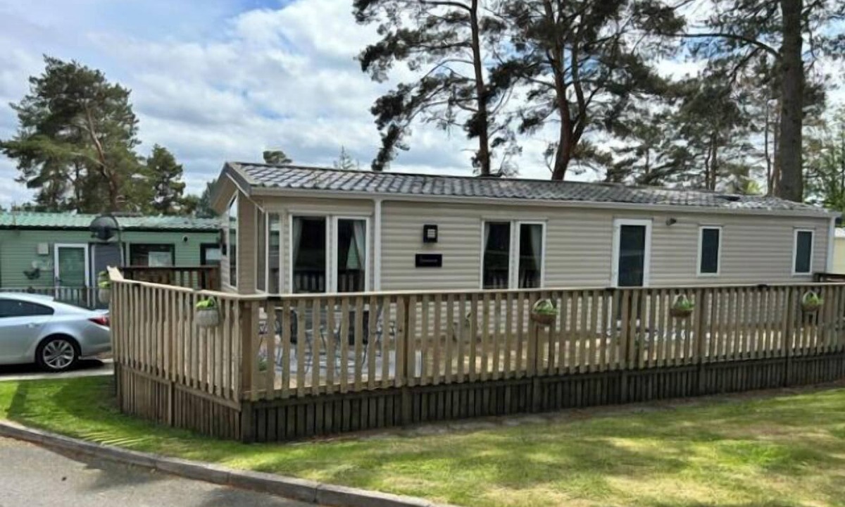 Jedburgh Cabin | 2 Bed Caravan Sleeps 4 with Parking and Balcony