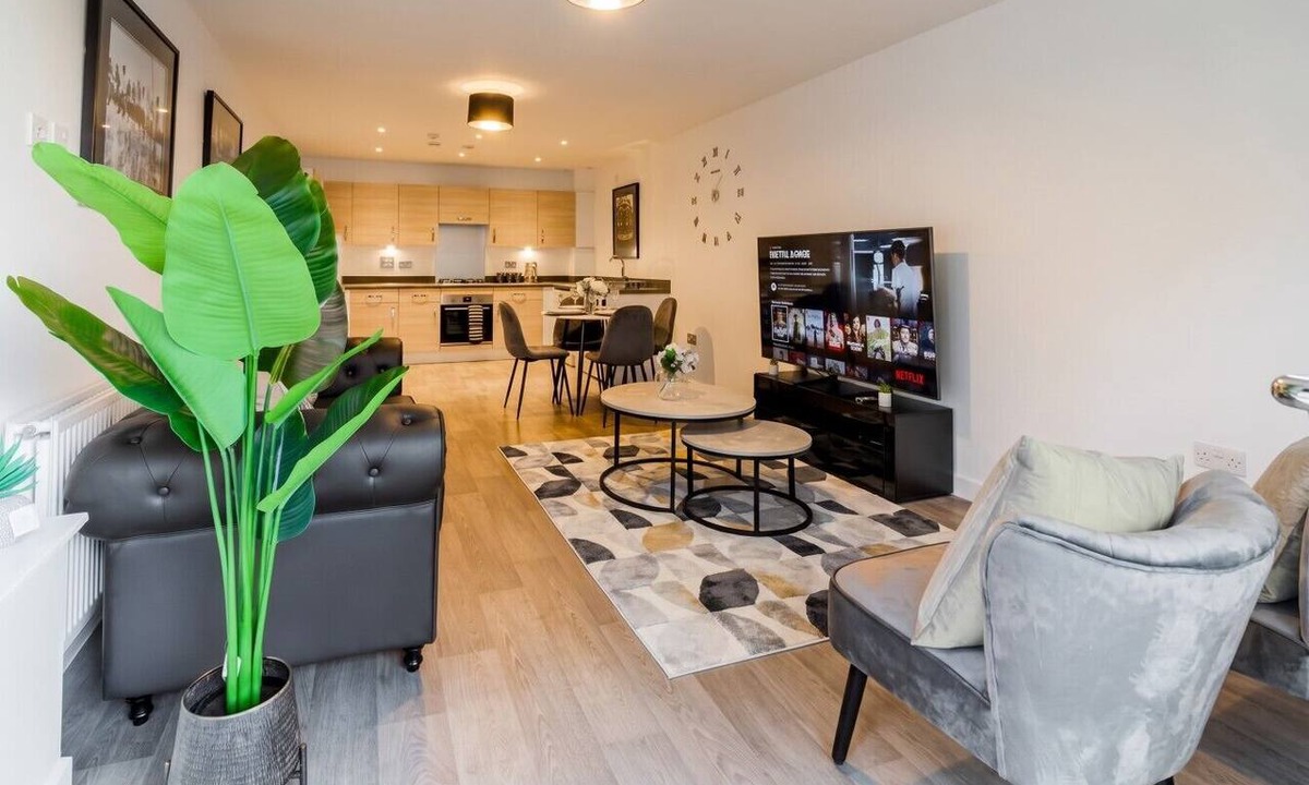 Chatham Apartment | 2-Bed Flat Sleeps 4 with Parking · Walk to Historic Dockyard Chatham