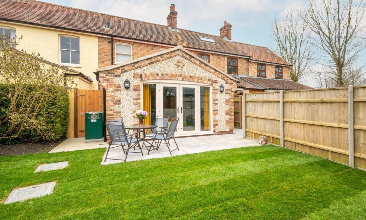 Beccles Cottage | 2 Bed in Aldeby (oc-2wca)