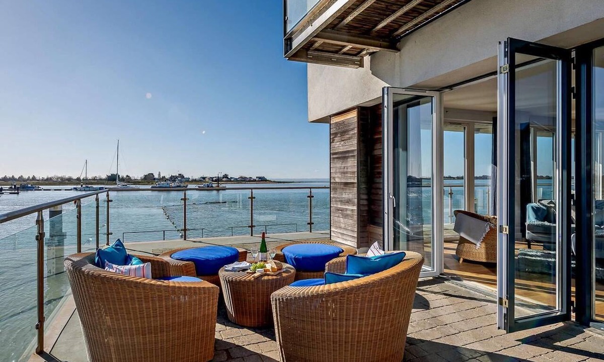 Brightlingsea Apartment | 2 Bed in Colchester (oc-harsi)