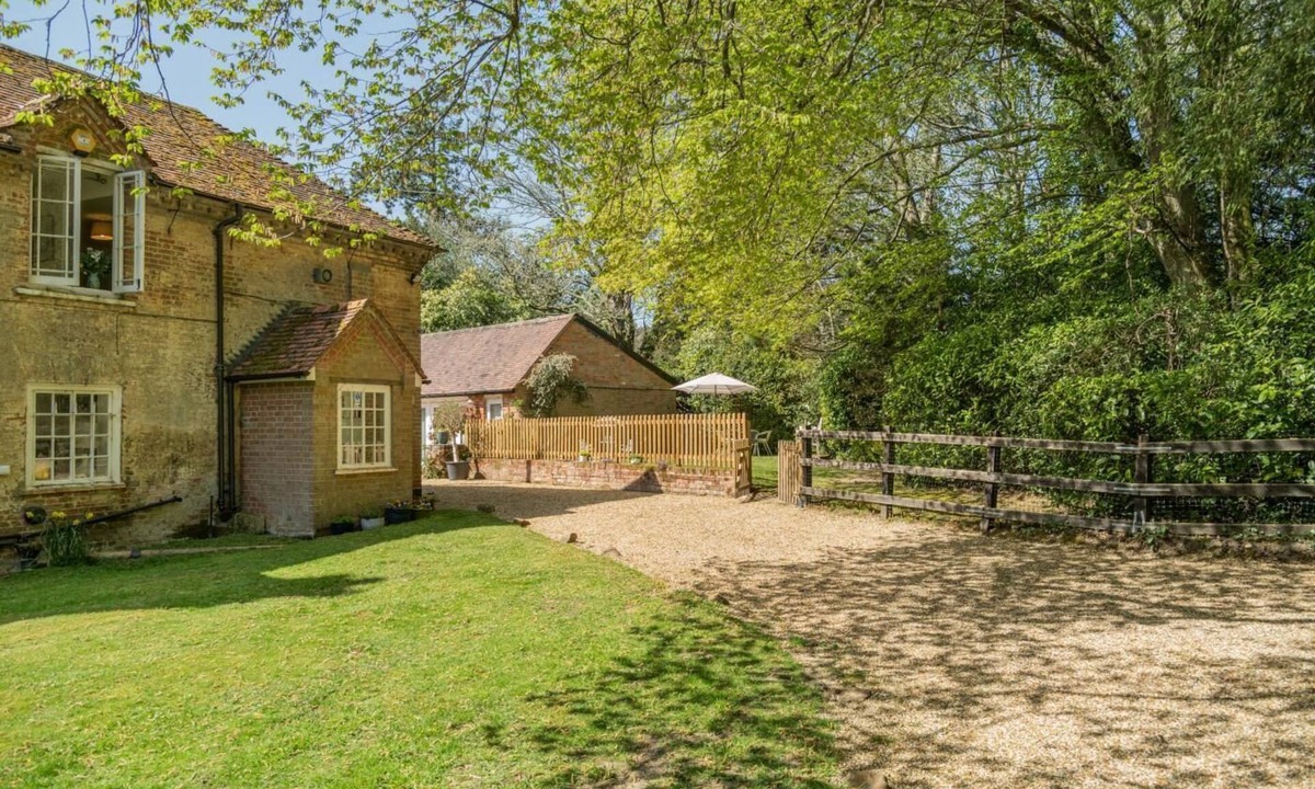 Woodfalls Cottage | 2 Bed in Landford (oc-l31877)