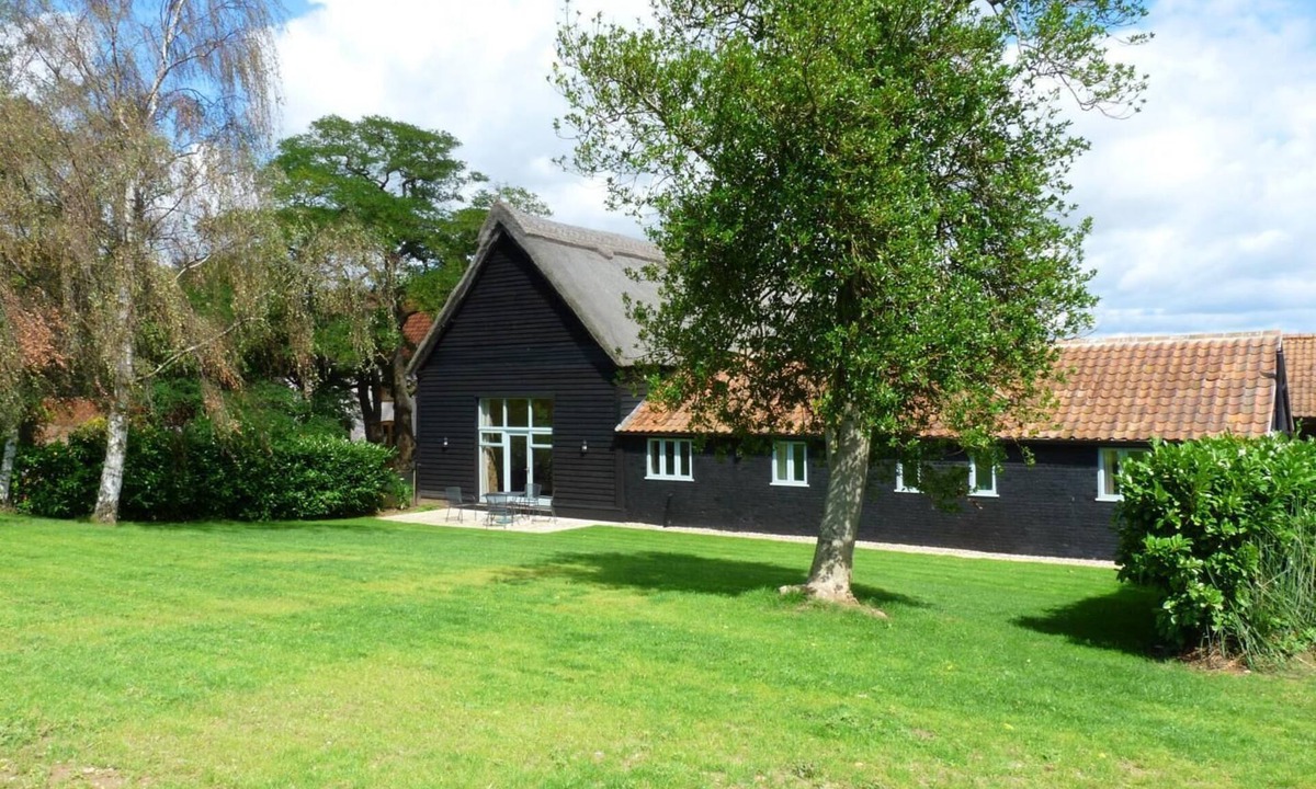 Norwich Cottage | 2 Bed in Loddon (oc-1205)
