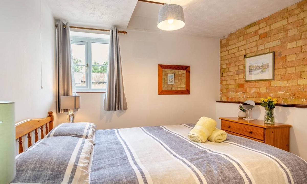 Bedford Cottage | 2 Bed in Thurleigh (oc-s42690)