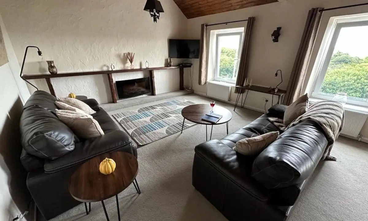 Llanelli Apartment | 2 Bed-sleeps 4-sea View-pet Friendly-parking