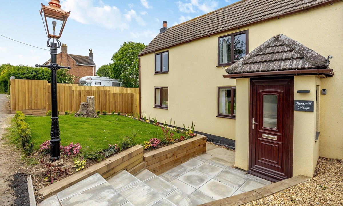 Spalding Cottage | 2 bedroom accommodation in Holbeach Bank, near Spalding