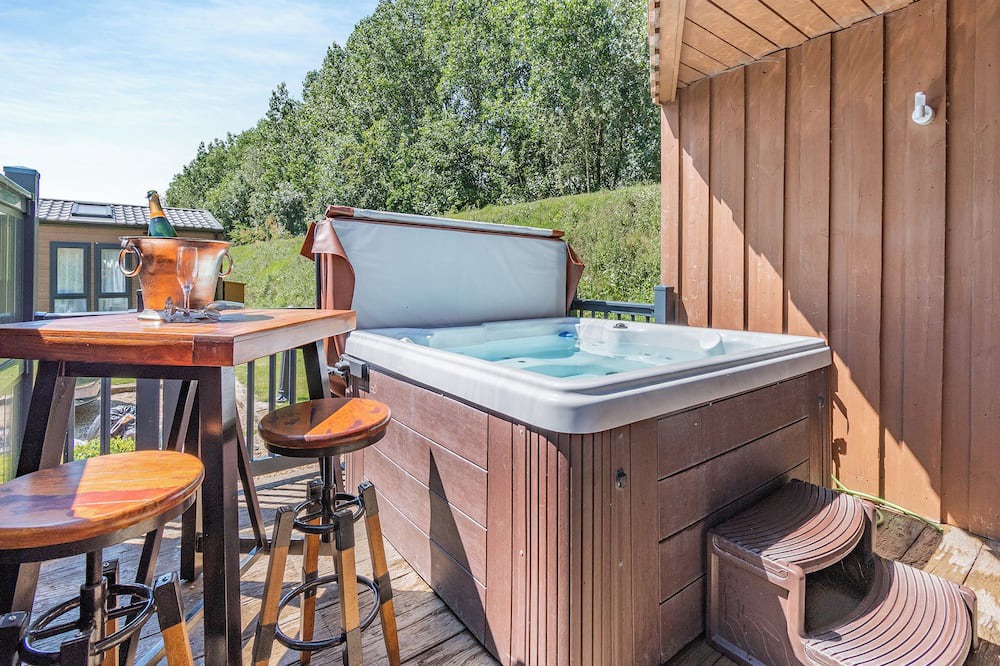 Arnold Ski Chalet | 2 bedroom accommodation in Skirlaugh, Nr Hull