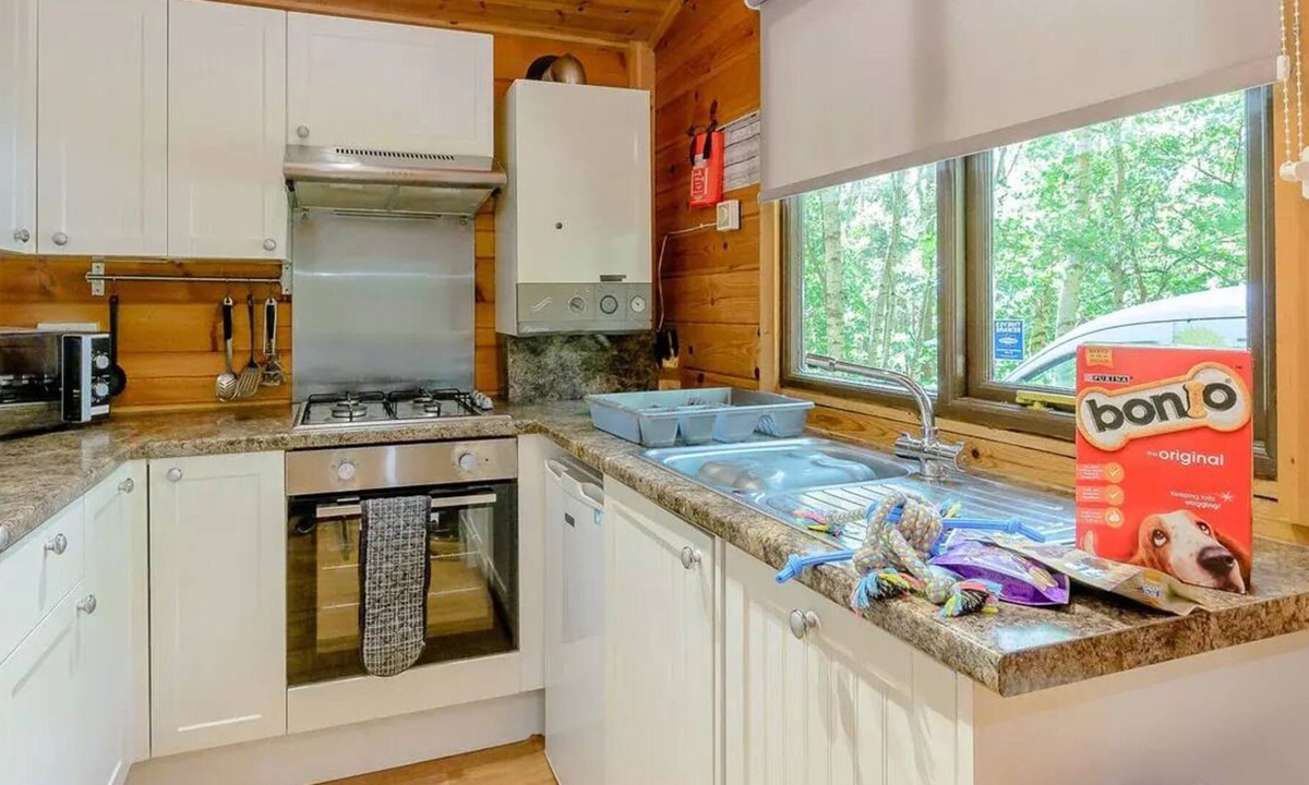Edwinstowe Cabin | 2 bedroom accommodation in Sherwood Forest, Rufford