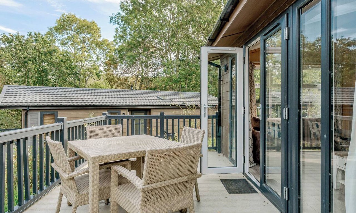 Ryde Ski Chalet | 2 bedroom accommodation in Wootton Bridge, Nr Cowes