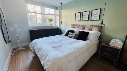 Riverside Apartment | 2 beds by Tower Bridge, Walk to Sights & Dining