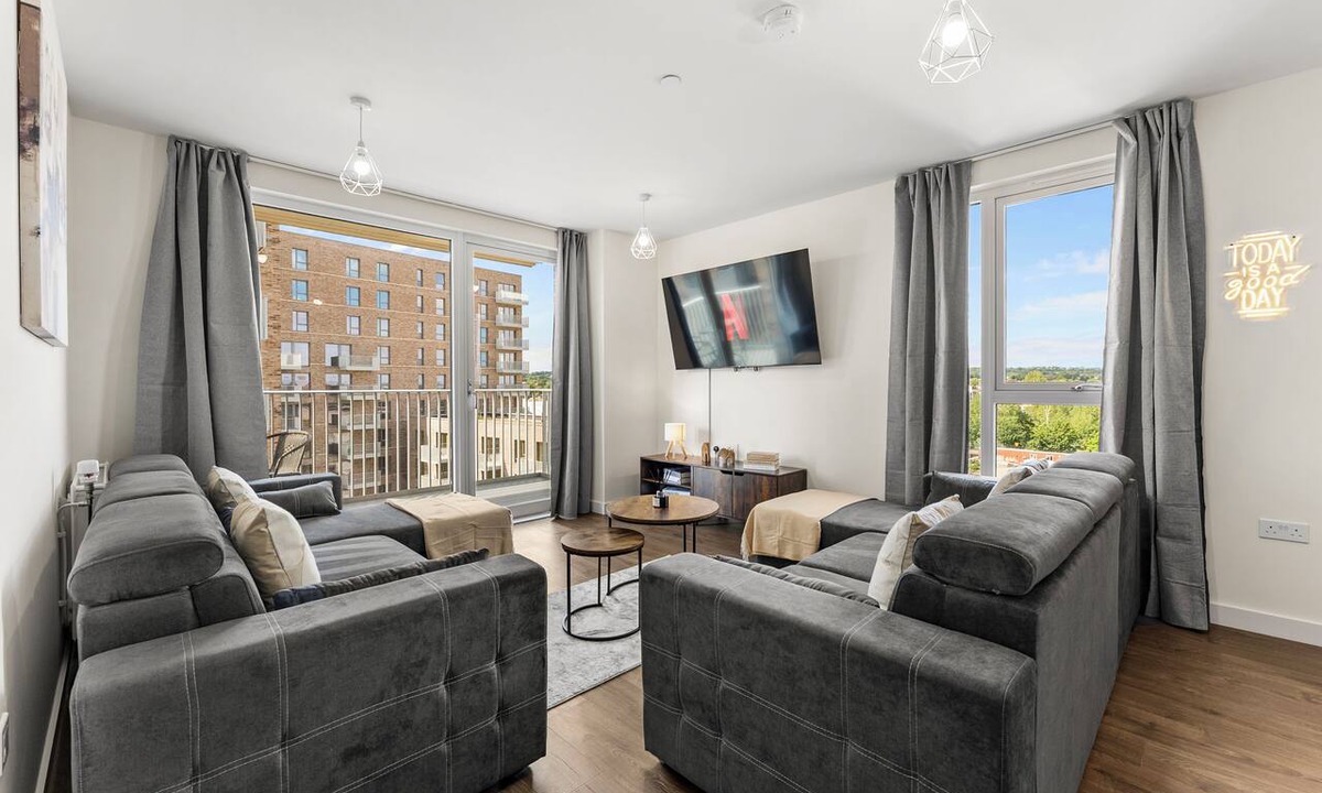 Marlborough Apartment | 2 BR Modern Apt | Sleeps 8 | Balcony | Wi-Fi | Near Wembley