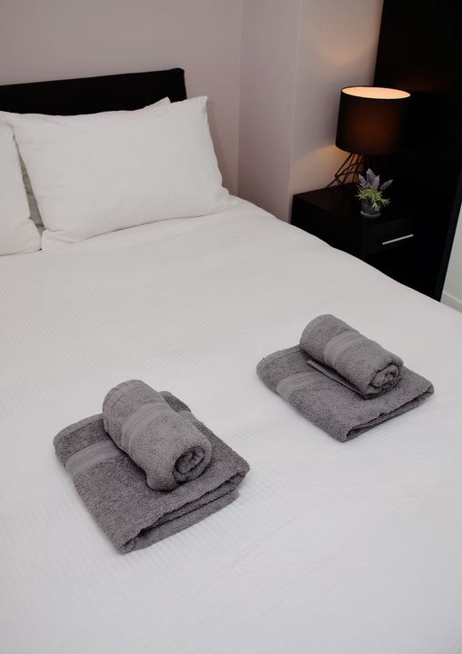 Stanwell Apartment | (29EW-13) Dreams Unlimited Serviced Accommodation- Heathrow/Stanwell