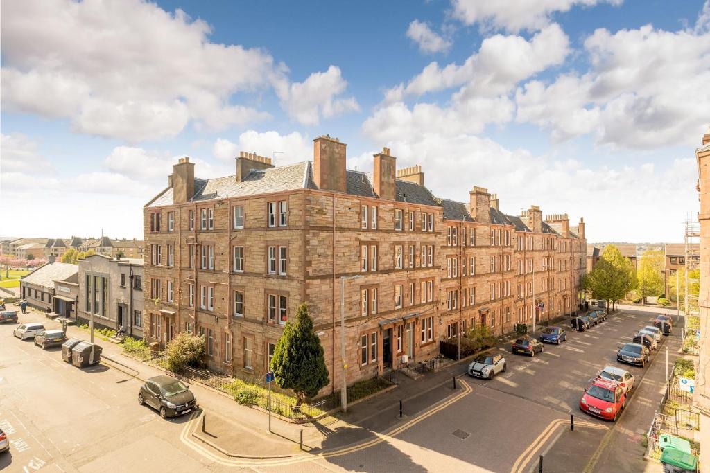 Merchiston Apartment | 2BD Loft Style Apt - Edinburgh - Free Parking - Pass the Keys