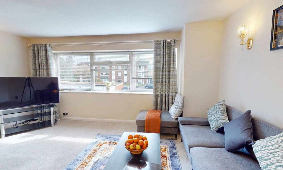Reading Apartment | 2BR Reading Apt Near Station Near Hospital
