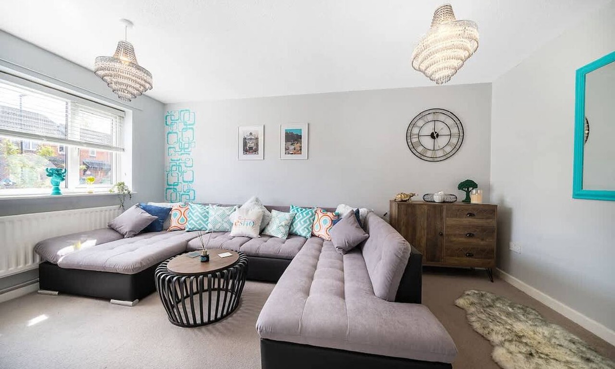 Coventry House | 3 BD Large Garden Driveway Sleeps 8 1 5 Bath