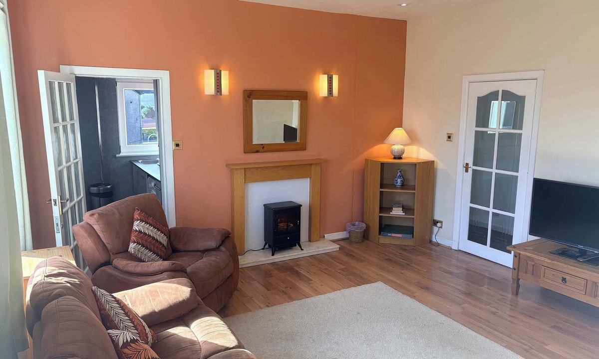 Glasgow Apartment | 3 Bed Cottage Flat with Parking