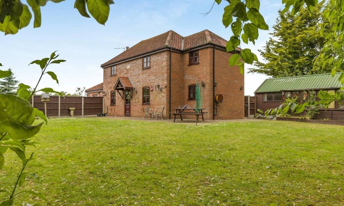 Acle Cottage | 3 Bed in Acle (oc-b41410)