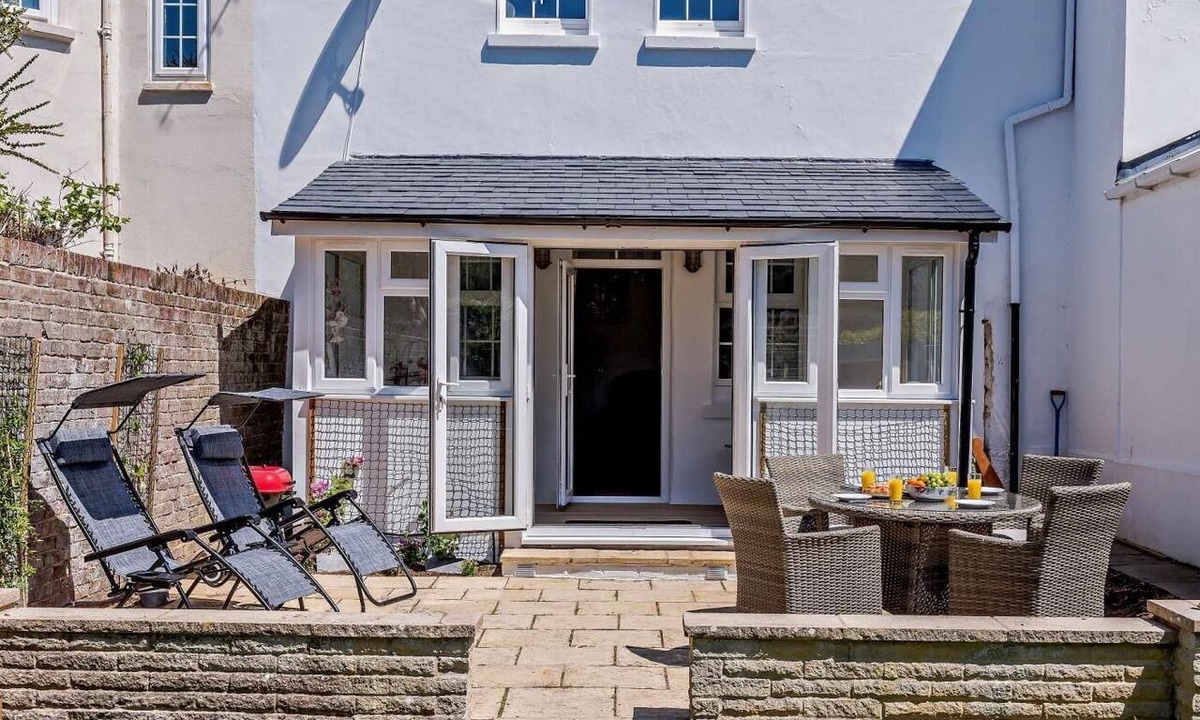 Aldwick Cottage | 3 Bed in Bognor Regis (oc-83115)