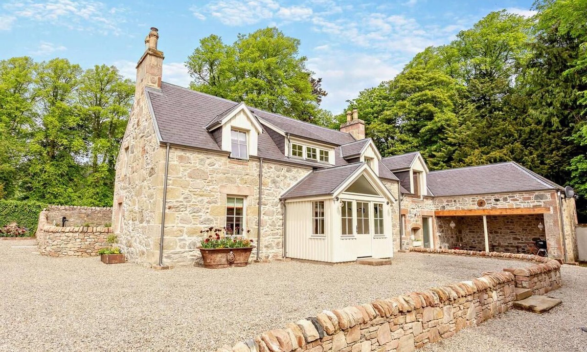 Dingwall Cottage | 3 Bed in Dingwall (oc-93870)