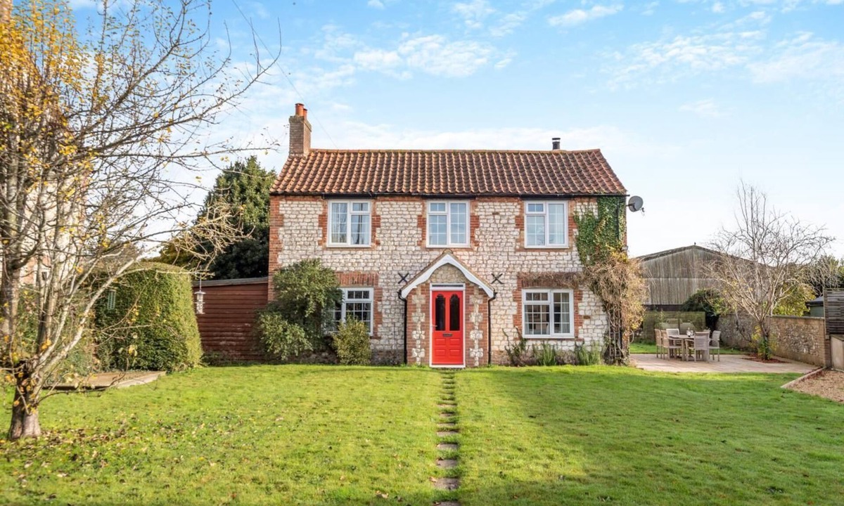 Docking Cottage | 3 Bed in Docking (oc-r29042)