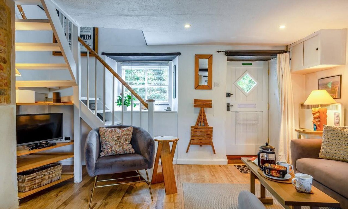 Eype Cottage | 3 Bed in Eype (oc-e34183)
