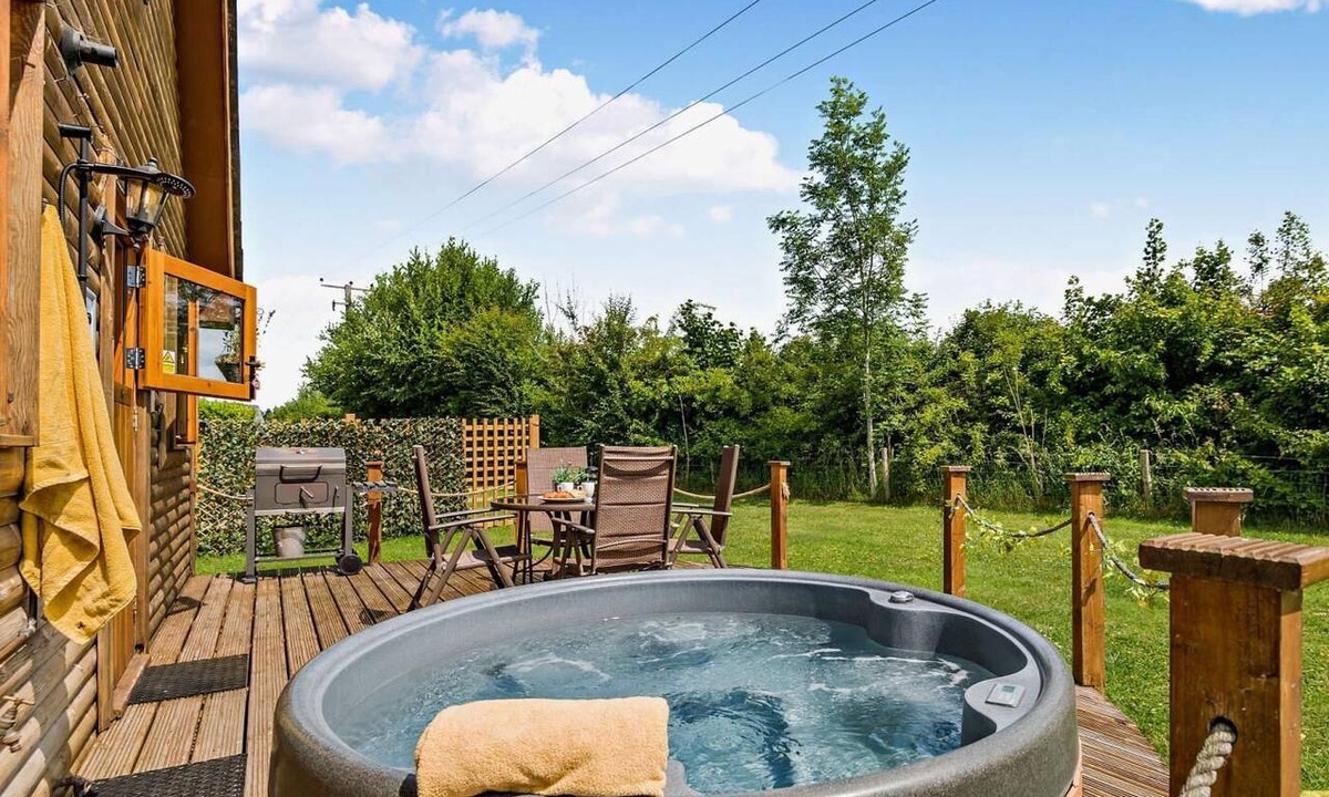 Little Marcle Ski Chalet | 3 Bed in Ledbury (oc-77378)