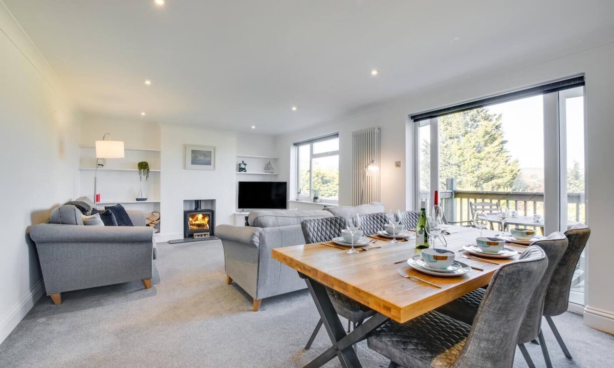 Ovingdean House | 3 Bed in Ovingdean (oc-bbwand)