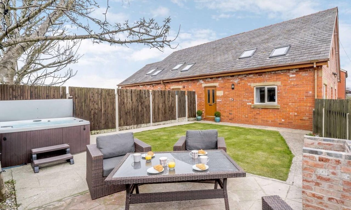 Poulton-le-Fylde Cottage | 3 Bed in Poulton-le-fylde (oc-41764)