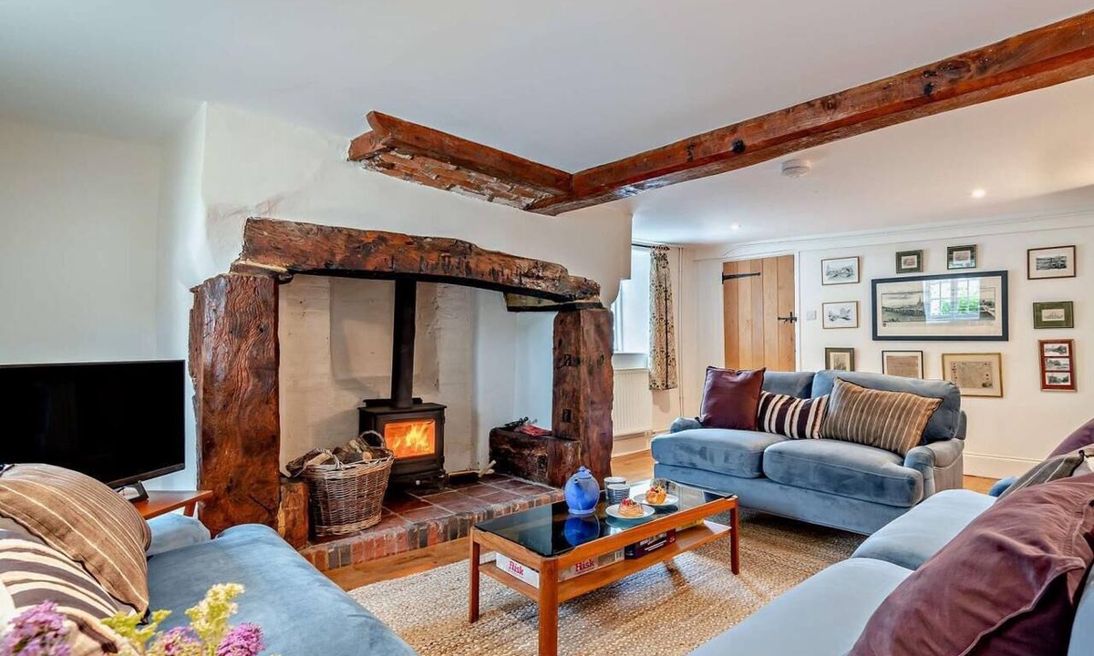Amesbury Cottage | 3 Bed in Salisbury (oc-95325)