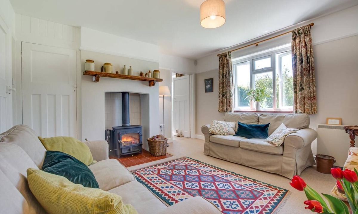 Abbess Roding Cottage | 3 Bed in Tenterden (oc-tn555)