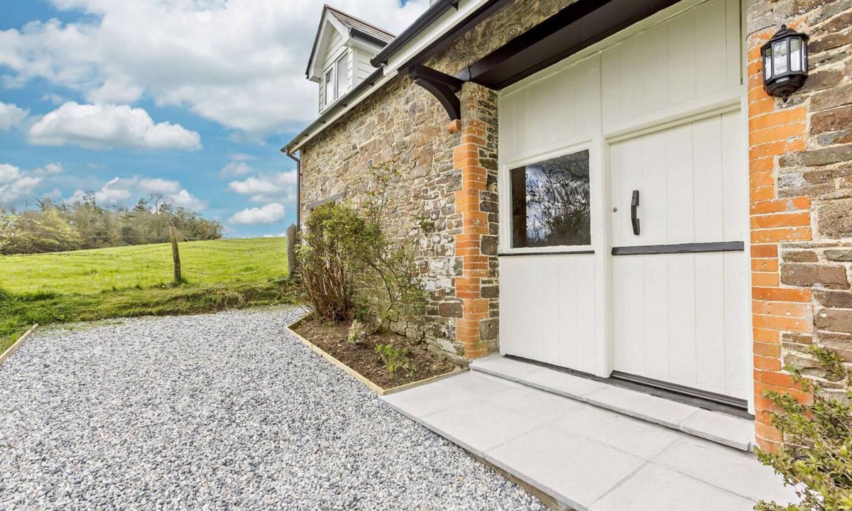 Black Torrington Cottage | 3 Bed in Thornbury (oc-h27562)