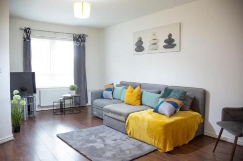Ashford Apartment | 3 bed spacious home for construction workers and families with parking spaces 2 and half bathroom& ensuite Free wifi