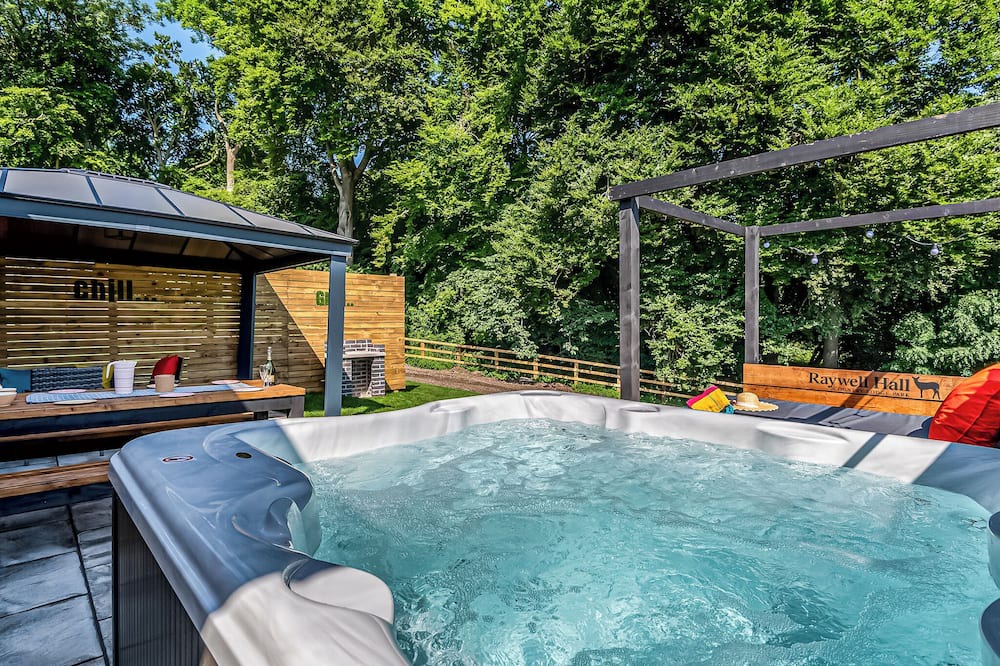 Raywell Ski Chalet | 3 bedroom accommodation in Raywell, Beverley