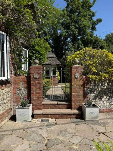 Ropley House | 3 Bedrooms, 3 Double Beds, 6 Guests, Countryside Thatched Cottage
