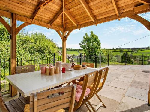 Brecon House | 4 Bed in Brecon oc-82529