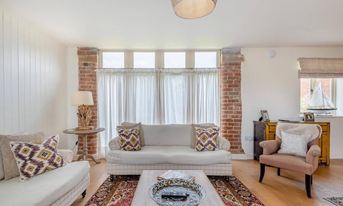 Lincoln Cottage | 4 Bed in Doddington (oc-s32212)