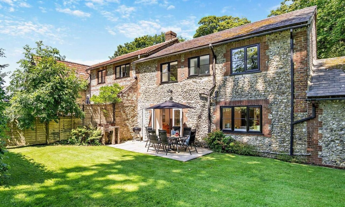 Maiden Newton Cottage | 4 Bed in Dorchester (oc-92413)