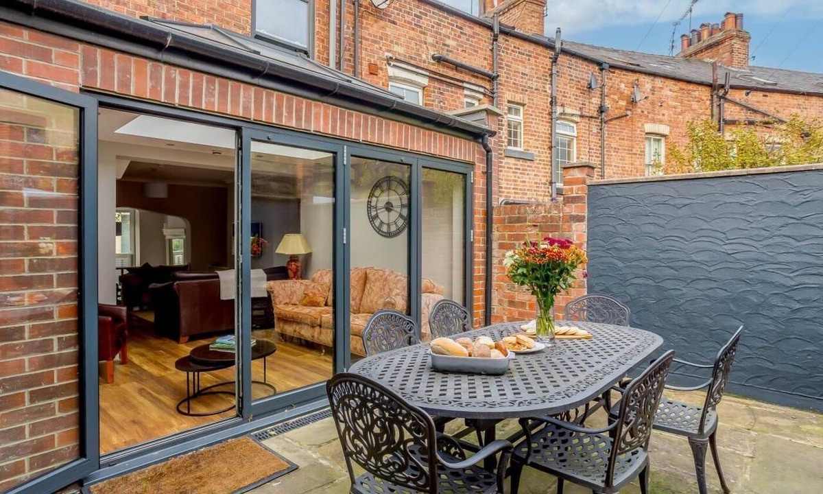 Harrogate City Centre Cottage | 4 Bed in Harrogate (oc-hh025)