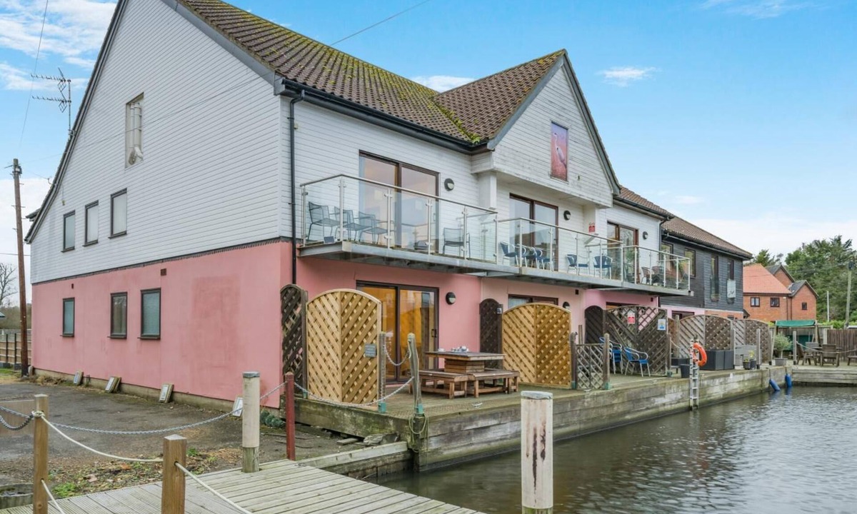 Horning Cottage | 4 Bed in Horning (oc-s34101)